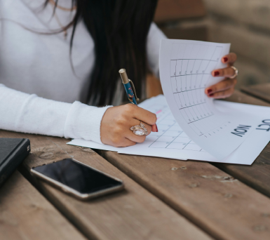 Mujer apuntando en un calendario
