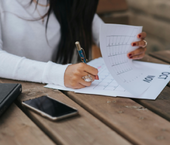 Mujer apuntando en un calendario